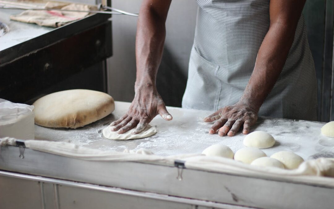 Cocinero trabajando con maquinaria de cocción Berto's en cocina profesional italiana