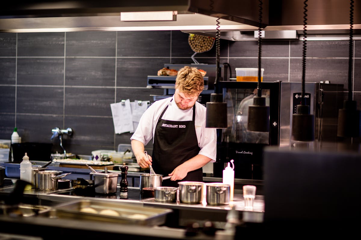 Horno convección profesional hostelería Chef profesional trabajando con hornos de convección en cocina de restaurante