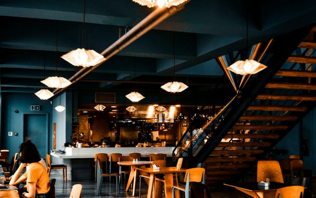 Cocina de restaurante profesional con equipamiento Rational para hostelería de alto rendimiento